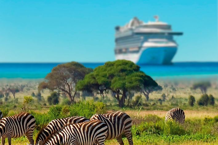 Kreuzfahrtschiff vor Afrika