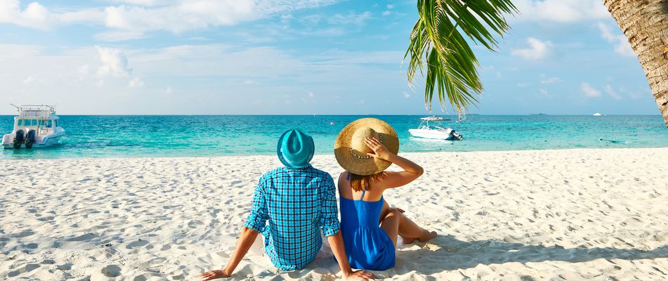 Ein Paar am Strand der Malediven