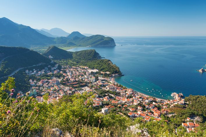 Blick auf die Stadt Petrovac in Montenegro