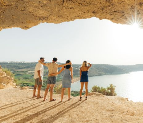 Gruppe auf Felsen auf Malta
