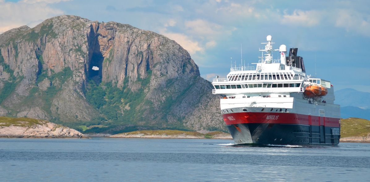Schiff vor einem Berg