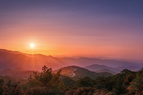 Malerischer Sonnenuntergang im Troodos-Gebirge