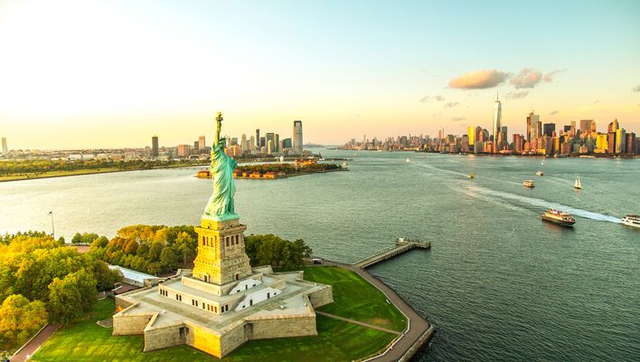 Die Freiheitsstatue vor der Weltmetropole New York City