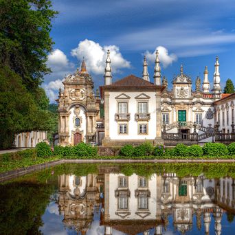 Der Palácio de Mateus bei Vila Real spiegelt sich in einem langen Wasserbecken