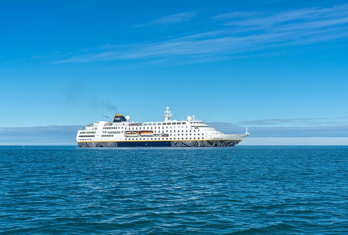 Blick auf das Schiff MS Hamburg der Reederei Plantours Kreuzfahrten