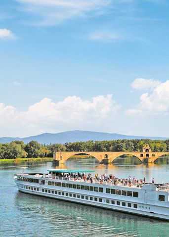 MS Mistral auf dem Fluss