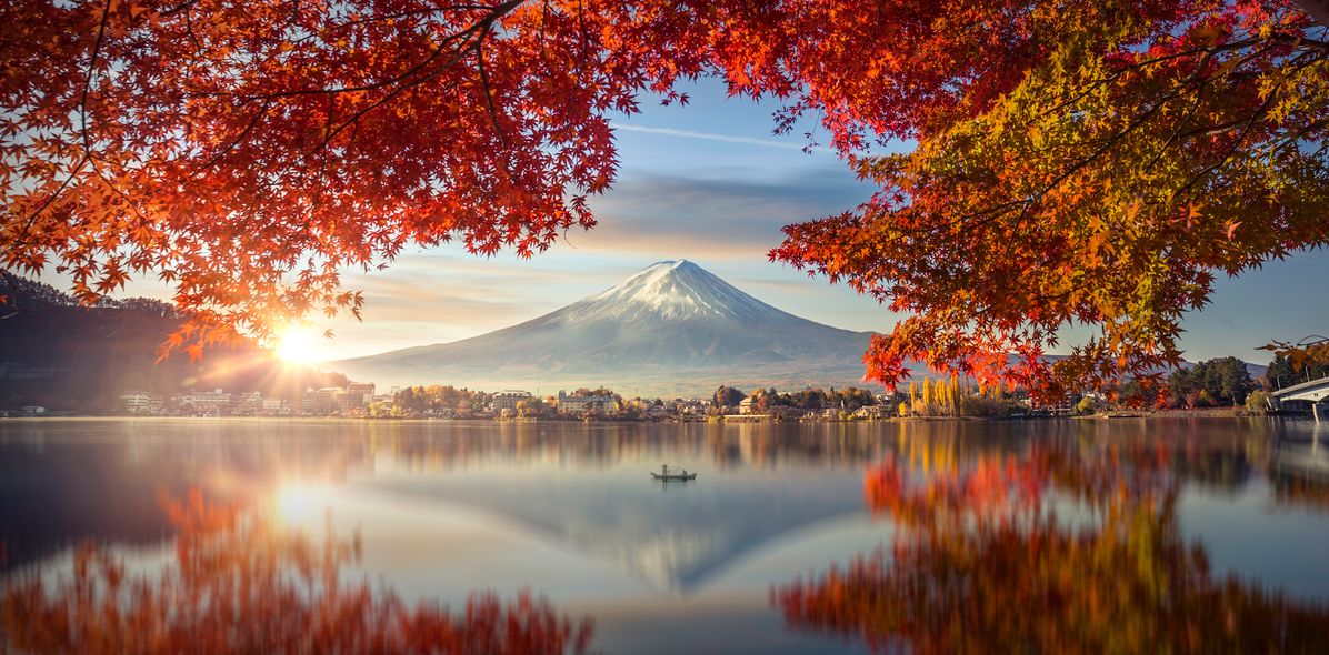 Fuji-Berg mit Morgennebel und roten Blättern am Kawaguchiko-See
