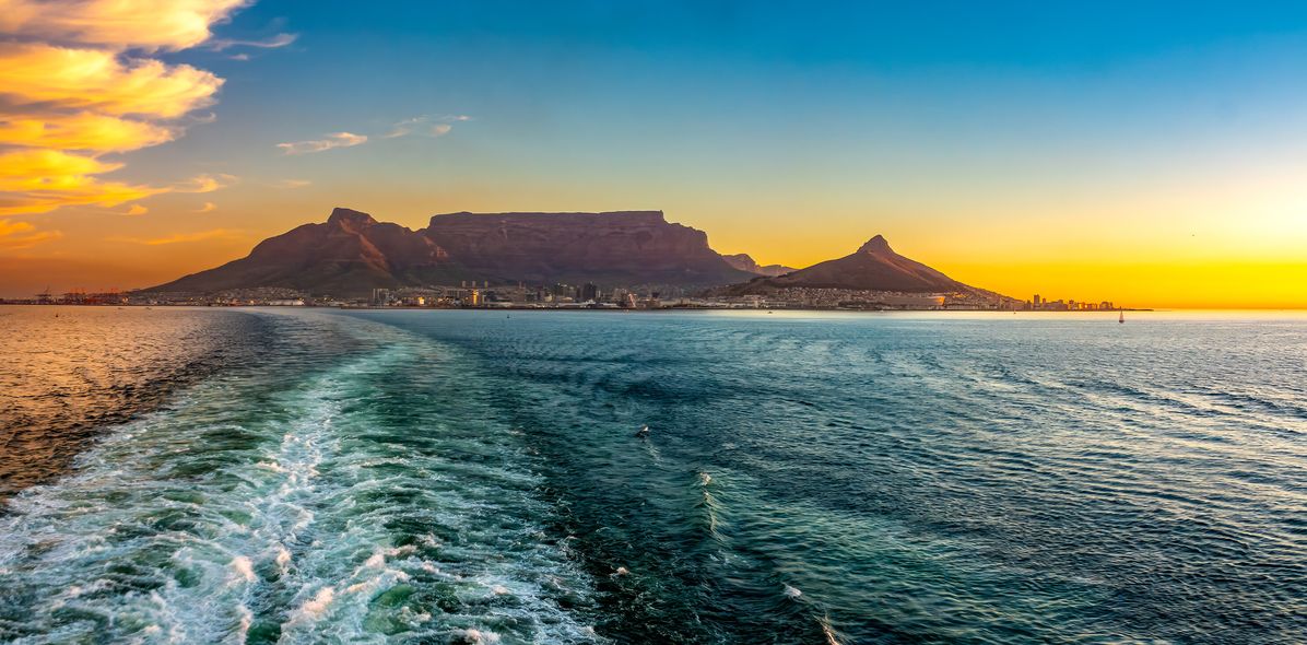 Blick vom Schiff auf Kapstadt mit Tafelberg bei Sonnenuntergang