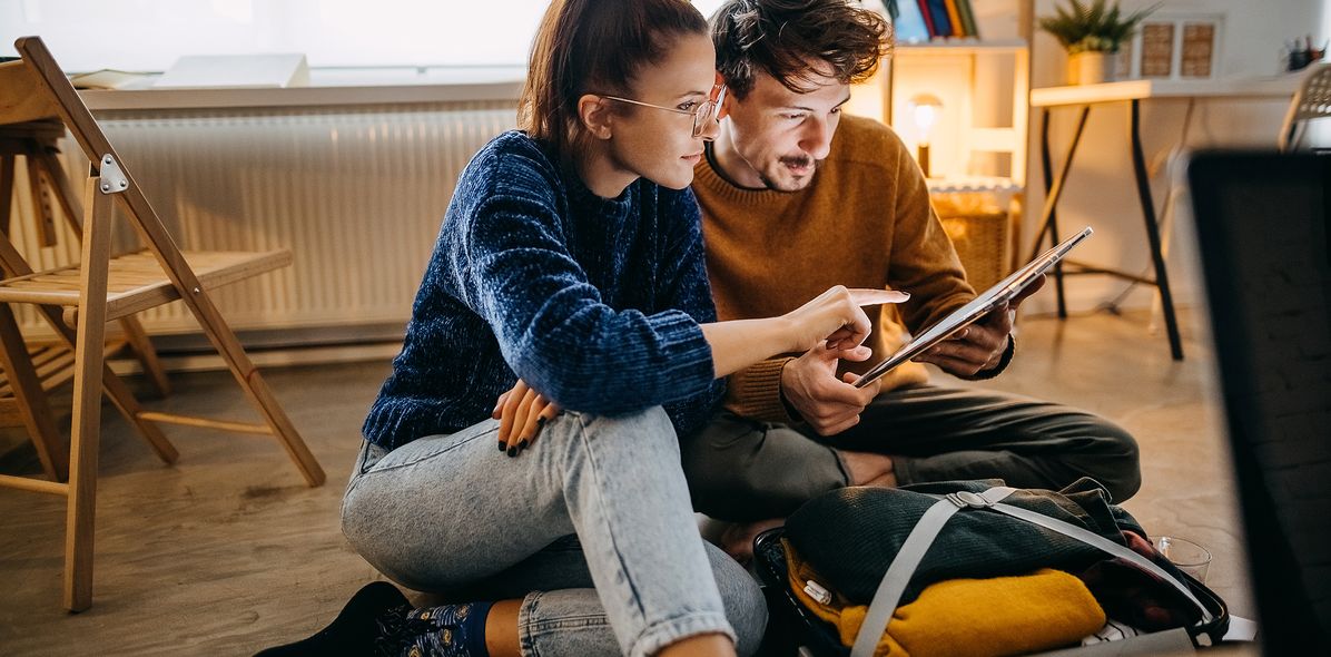 Paar beim Stöbern im Tablet