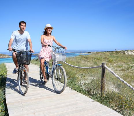 Paar fährt Fahrrad an der Nordsee