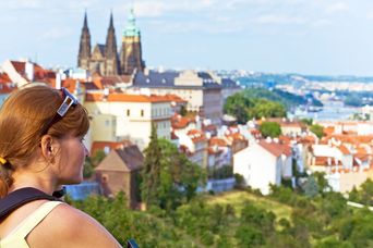 Frau blickt auf Prag