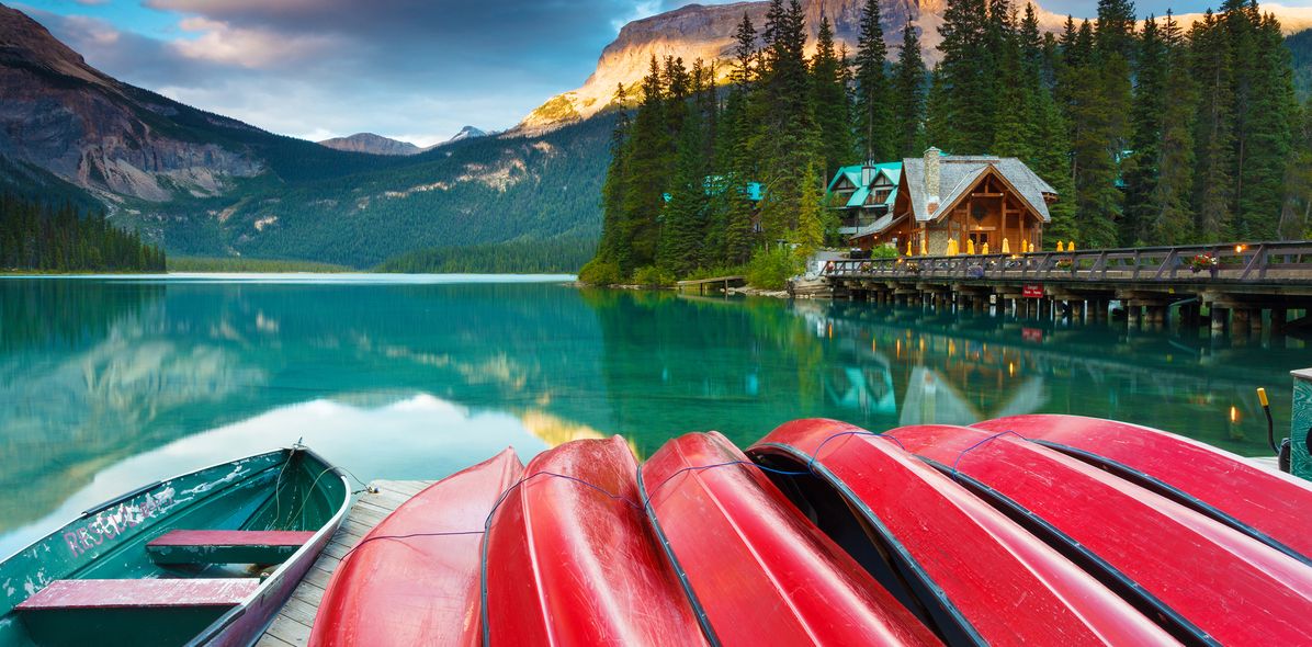 Kanus am See im Yoho Nationalpark