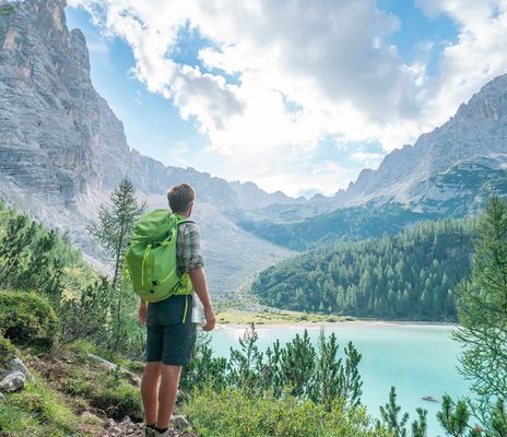 Mann beim Wandern am Alpensee