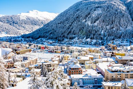 Winteransicht der Stadt Devos in der Schweiz