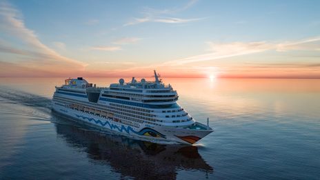 Schiff von AIDA im Sonnenuntergang auf dem Meer