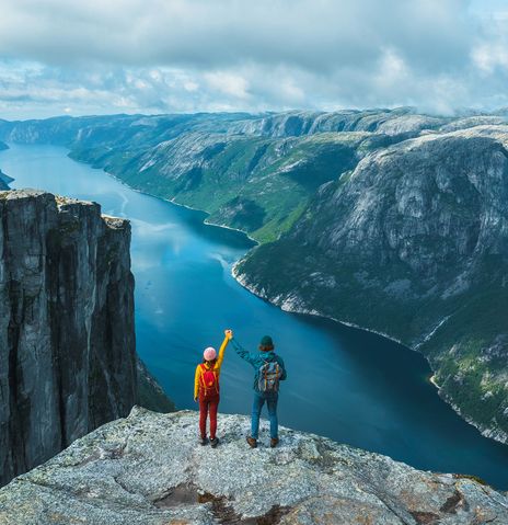 Paar auf Felsen in Norwegen