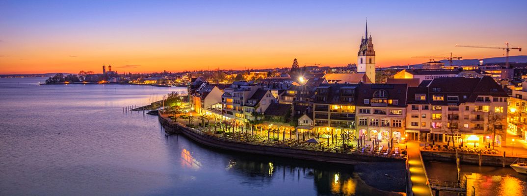 Blick auf die Stadt Friedrichshafen am Bodensee am Abend