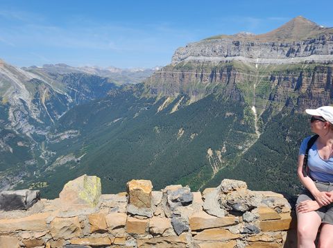 Unsere Mitarbeiterin Julia bei einer Wanderung im Nationalpark Ordesa y Monte Perdido