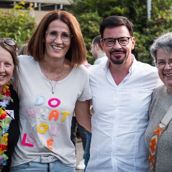 Die Mitarbeiter Daniela, Marion und Sandra posieren mit dem Geschäftsführer Marcel Mayer während des Sommerfestes 2024