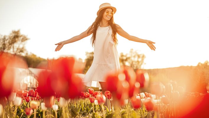 Frau auf Tulpenfeld in der Niederlande