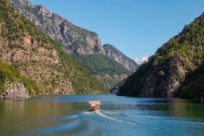 Bootsfahrt auf dem Koman-Stausee in Albanien