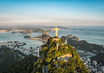 Blick aus der Luft auf Rio de Janeiro mit dem Zuckerhut und der Christus-Statue
