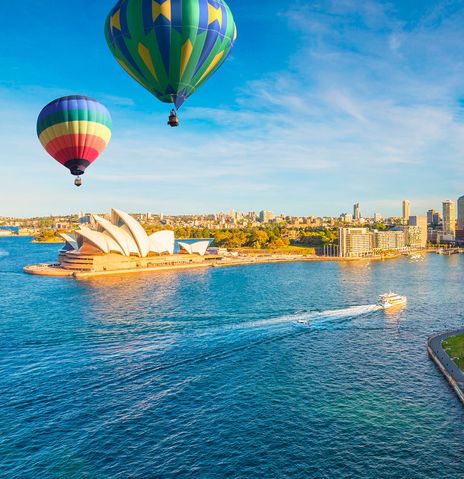 Blick auf Sydney mit Heißluftballons