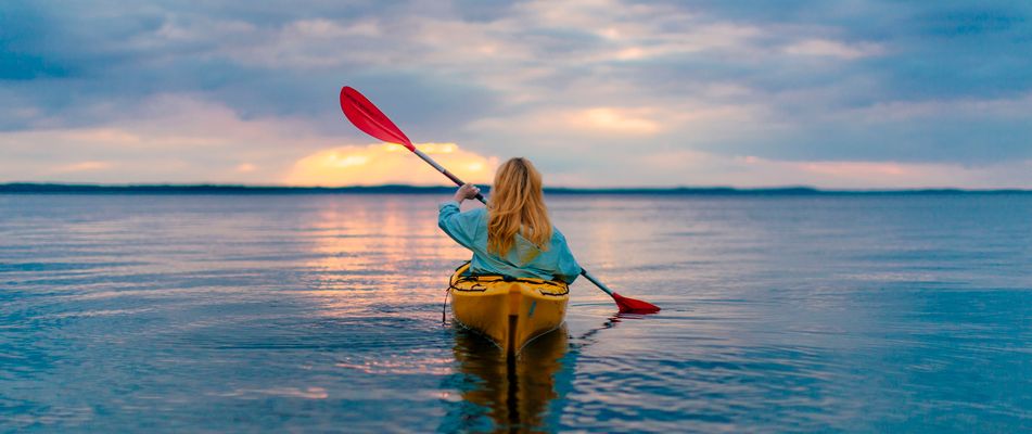 Frau im Kanu in Finnland