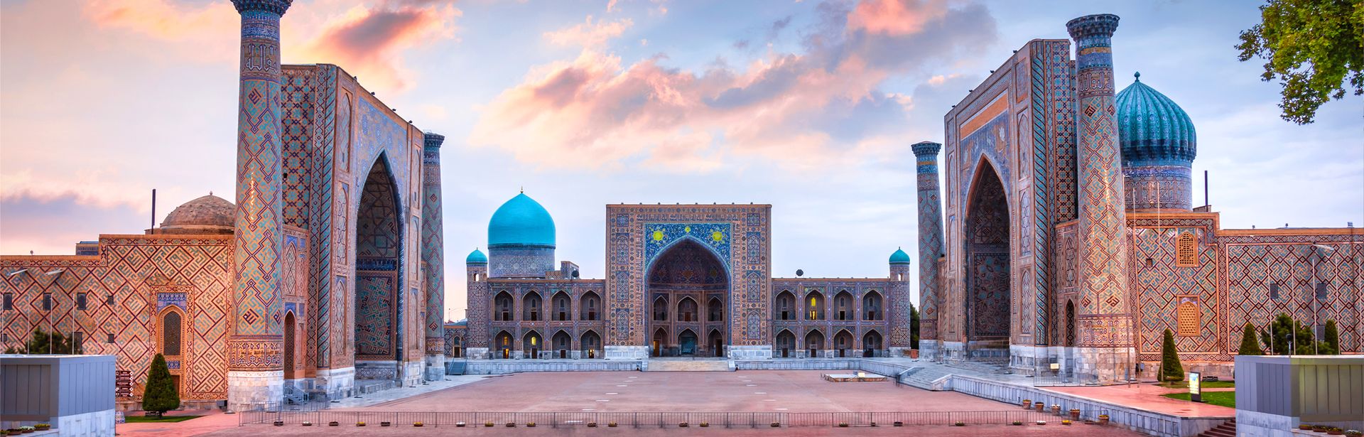 Blick auf den Registan-Platz in Samarkand mit Medresen und Kuppeln