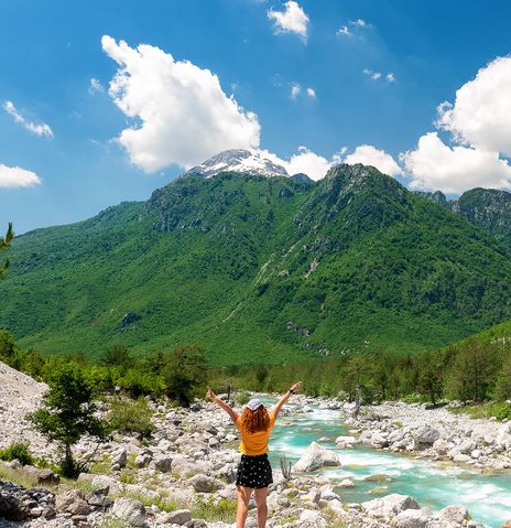 Frau am Fluss in Albanien