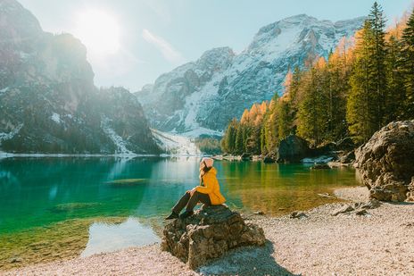 Frau an einem See in Südtirol