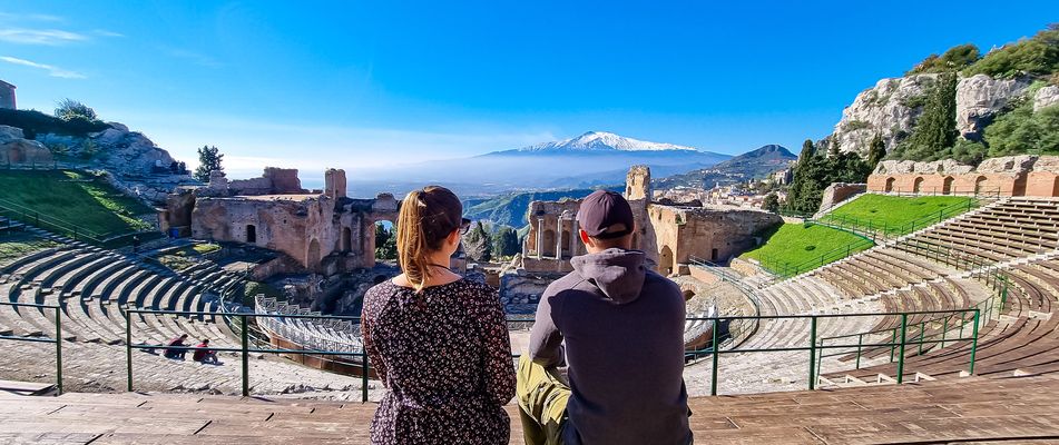 Besucher im antiken Theater von Taormina mit Ausblick