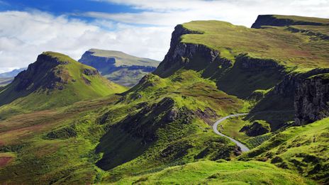 Weite Berglandschaft in den schottischen Highlands mit grünen Tälern und Wolken