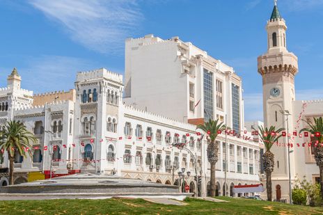 Weiß gestrichenes Gebäude der Kolonialarchitektur in Sfax in Tunesien