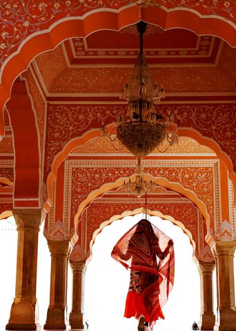 Eine Frau in einem Tempel in Indien