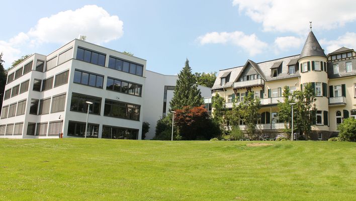 Firmengebäude Rückseite Alt- und Neubau Berge & Meer