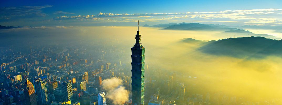 Luftaufnahme von Taipeh mit Taipei 101 im Morgennebel und moderner Skyline