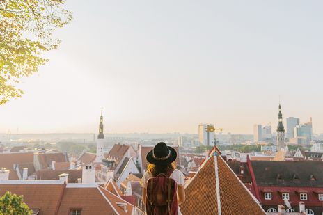 Frau genießt Ausblick über den Dächern von Tallinn