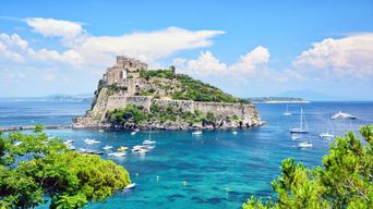 Aussicht auf die kleine Insel Trachyt, mit der Festung Castello Aragonese vor Ischia Porto
