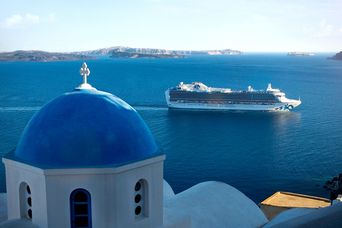 Emerald Princess vor Santorini