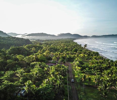 Luftaufnahme der grünen Küstenlandschaft von Costa Rica mit dichtem Regenwald und Meer