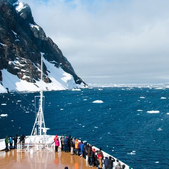 Kreuzfahrtschiff in der Antarktis