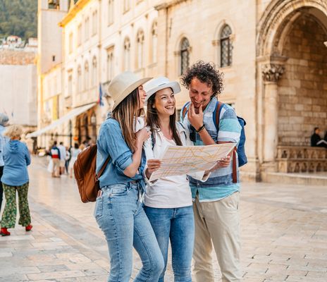 Freunde erkunden die Stadt Dubrovnik mit einem Stadtplan in der Hand