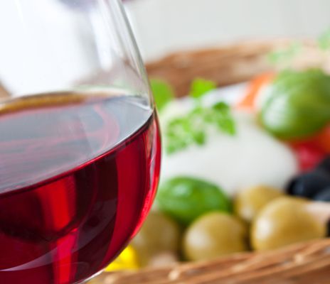 Rotwein und Oliven in Andalusien