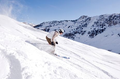 Skifahrer bei der Abfahrt