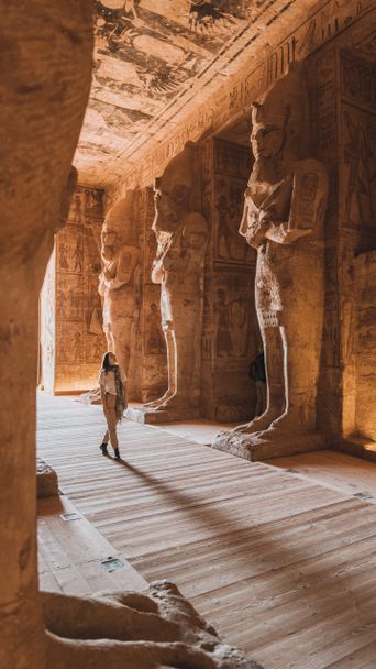 Frau im Tempel in Abu Simbel