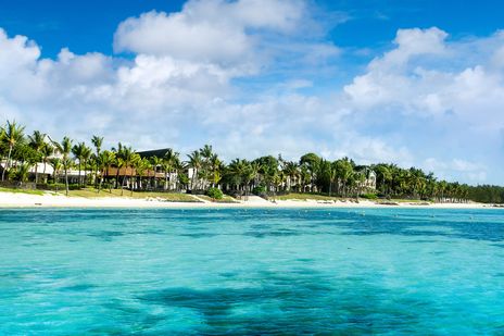 Strand von Belle Mare auf Mauritius mit Palmen, weißem Sand und türkisblauem Meer