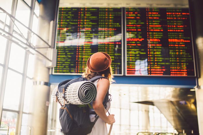 Frau mit Rucksack am Flughafen