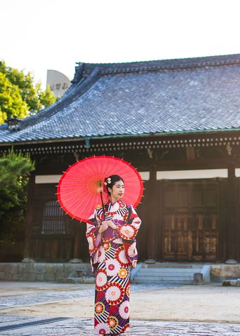 Geisha vor Tempel in Japan