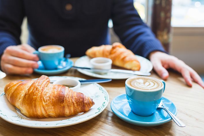 Frühstuck Croissant und Kaffee